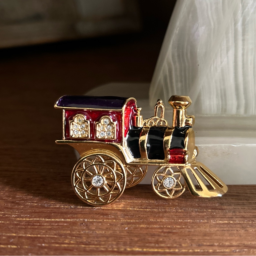 Avon Smithsonian Christmas Train Brooch Pin Gold Tone Red Black Blue Enamel-New